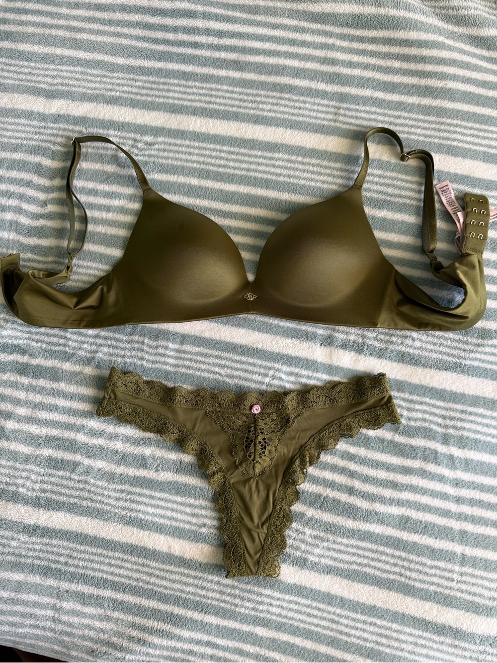 VS So Obsessed Smooth Wireless Push Up Bra & matching Lace Trim Thong Panty